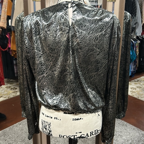 80's Ship 'n Shore Silver
Lamé Top size 8 vintage - Picture 8 of 9